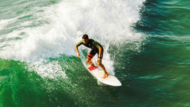 皇马主场-险胜埃瓦尔，本泽马破门贡献进球，皇马本泽马图片